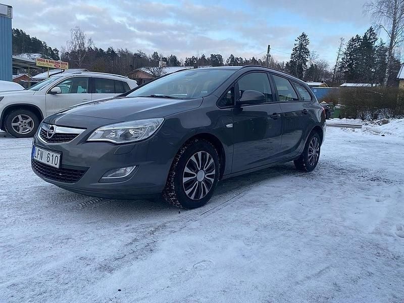 Grå Begagnad 2011 Opel Astra Enjoy Kombi | 39 900 kr (Bra pris) - Bild 1/4