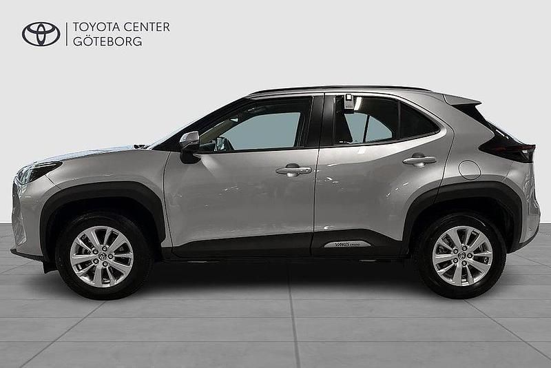 Begagnad Toyota Yaris Cross Active 92 HK (67 kW) 2024 Silver SUV