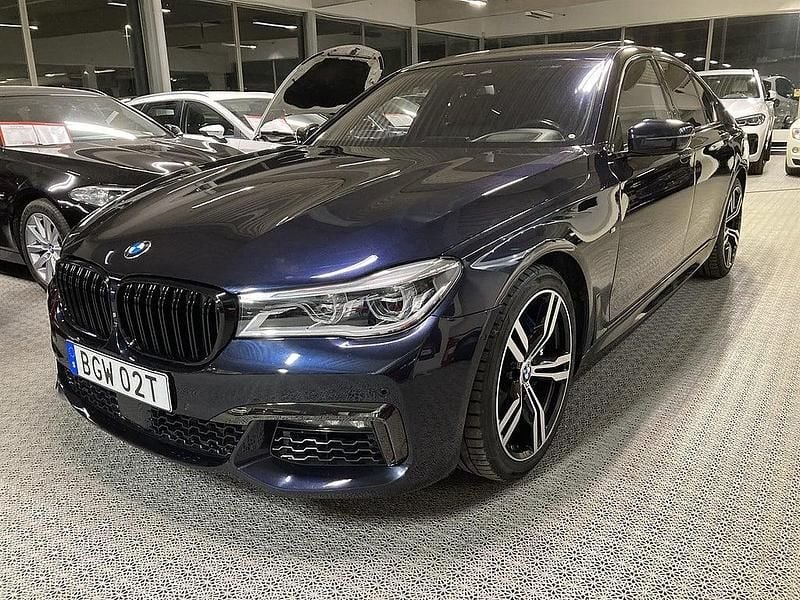 Svart (svart metallic) Begagnad 2018 BMW 750 M Sport Sedan | 359 900 kr (Superpris) - Bild 1/4