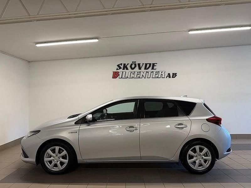 Silver Begagnad 2018 Toyota Auris Hybrid Comfort Halvkombi | 169 500 kr (Marknadspris) - Bild 1/4