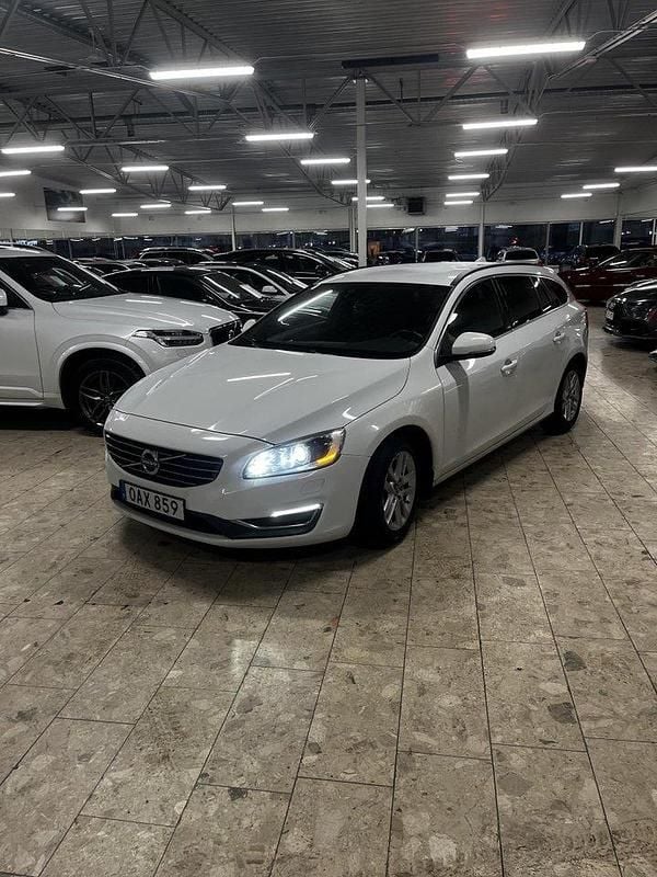 Vit Begagnad 2014 Volvo V60 Momentum Kombi | 90 000 kr (Marknadspris) - Bild 1/4