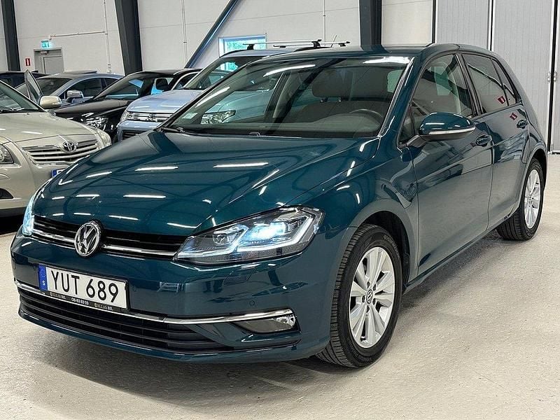 Mörkgrön (grön) Begagnad 2017 VW Golf VII Halvkombi | 174 900 kr (Marknadspris) - Bild 1/4