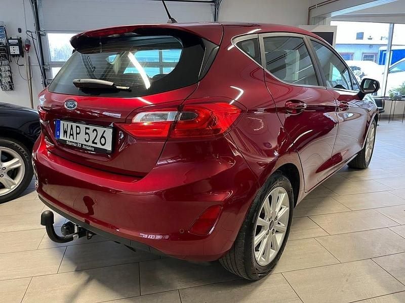 Begagnad Ford Fiesta Titanium 101 HK (74 kW) 2018 Röd Halvkombi