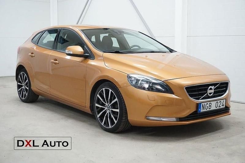Brun Begagnad 2013 Volvo V40 Kombi | 93 900 kr (Marknadspris) - Bild 1/4