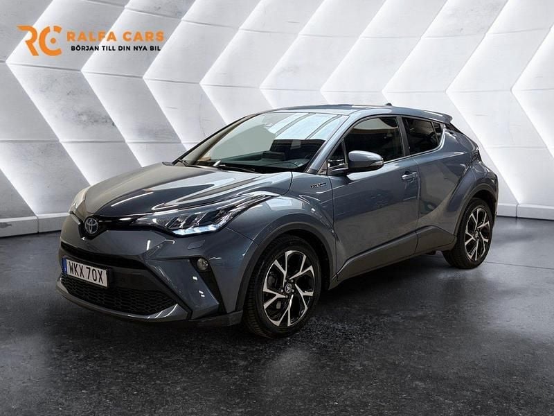 Grå Begagnad 2020 Toyota C-HR+ Edition SUV | 244 800 kr (Marknadspris) - Bild 1/3
