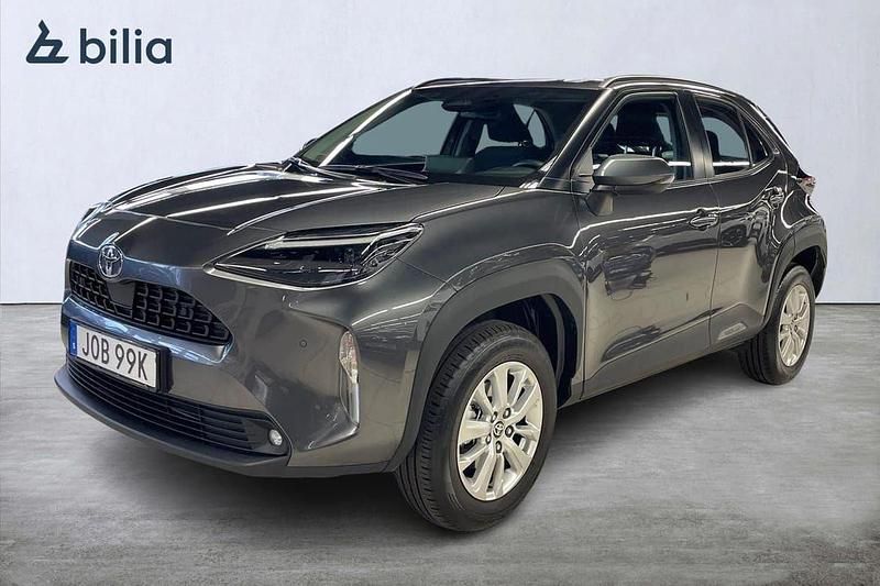 Grå Begagnad 2024 Toyota Yaris Cross Active SUV | 289 900 kr (Marknadspris) - Bild 1/3