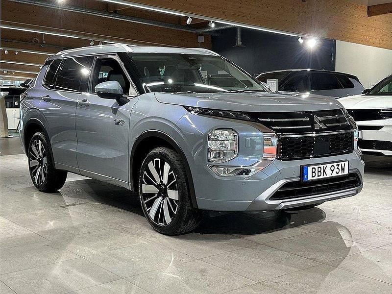 Moonstone grey Ny 2025 Mitsubishi Outlander P-HEV Instyle SUV | 609 900 kr (Dyr) - Bild 1/4