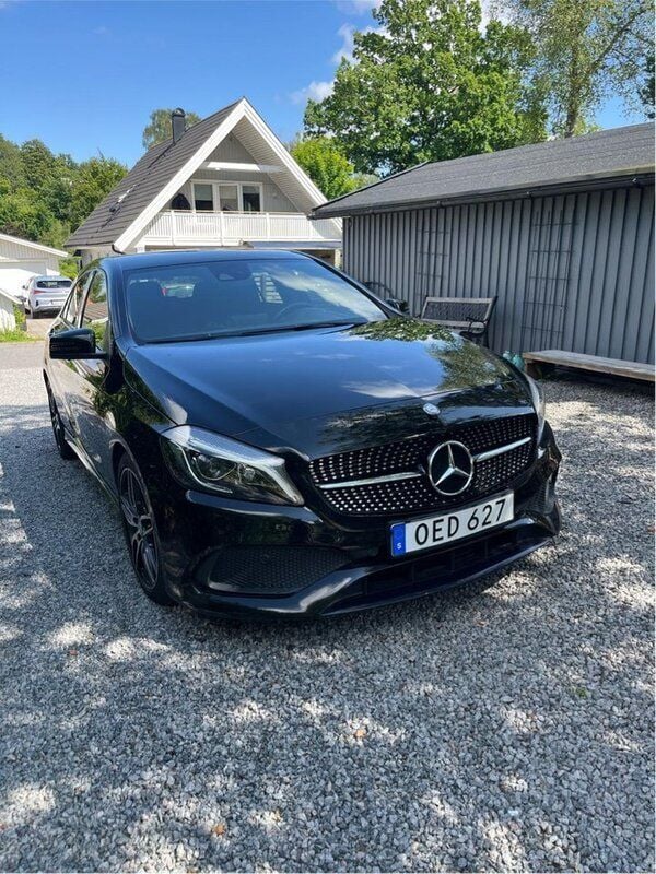 Svart Begagnad 2017 Mercedes A180 AMG Halvkombi | 159 000 kr (Marknadspris) - Bild 1/4
