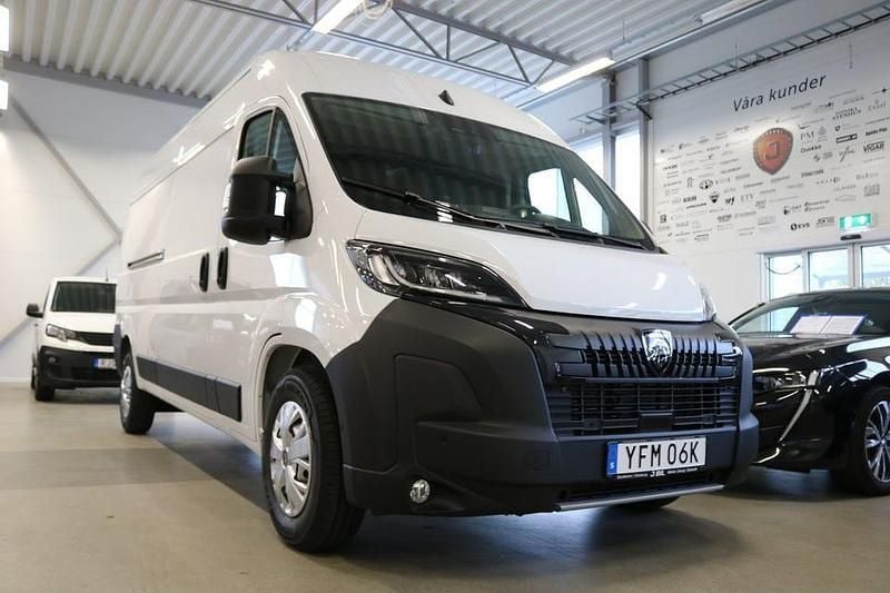 Vit icy Begagnad 2024 Peugeot Boxer Van | 487 375 kr (Bra pris) - Bild 1/4