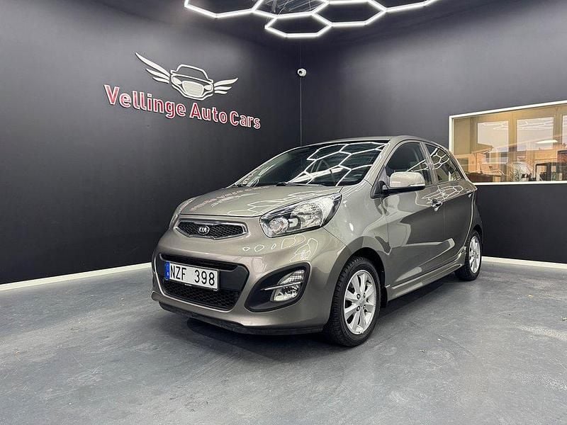 Grå Begagnad 2013 Kia Picanto Halvkombi | 99 900 kr (Marknadspris) - Bild 1/4