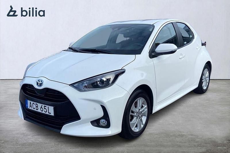 Vit Begagnad 2023 Toyota Yaris Hybrid Active Halvkombi | 224 900 kr (Marknadspris) - Bild 1/3