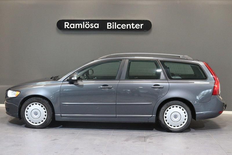 Grå Begagnad 2010 Volvo V50 Momentum Kombi | 69 900 kr (Marknadspris) - Bild 1/4