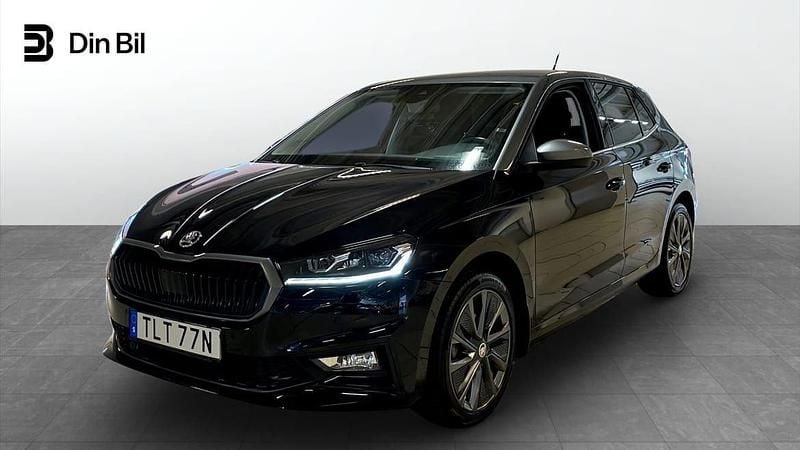 Svart (black magic pärleffekt me) Begagnad 2022 Skoda Fabia Halvkombi | 219 900 kr (Marknadspris) - Bild 1/4