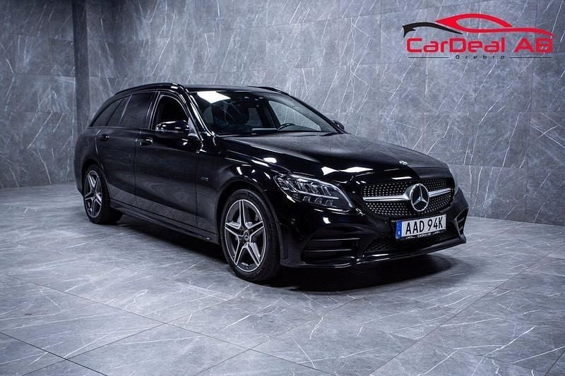 Svart Begagnad 2020 Mercedes C300e AMG Kombi | 292 800 kr (Marknadspris) - Bild 1/4