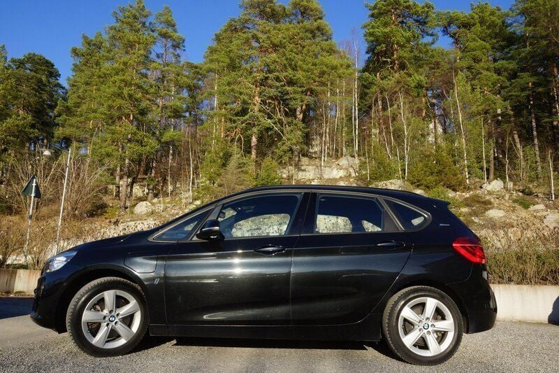 Svart Begagnad 2017 BMW 225 Active Tourer Sport Line Minibuss | 185 000 kr (Lite dyr) - Bild 1/4