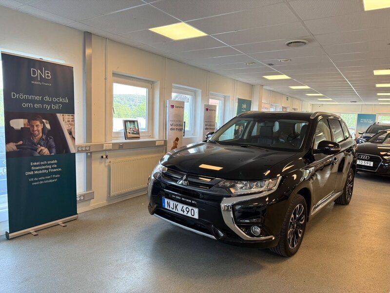 Svart Begagnad 2016 Mitsubishi Outlander P-HEV SUV | 174 900 kr (Marknadspris) - Bild 1/4