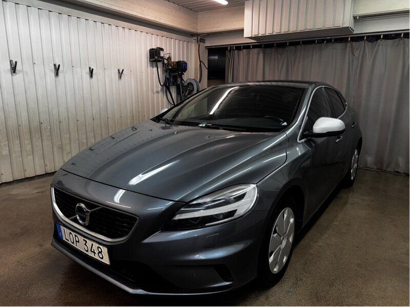 Grå Begagnad 2019 Volvo V40 R-Design Kombi | 139 999 kr (Bra pris) - Bild 1/4