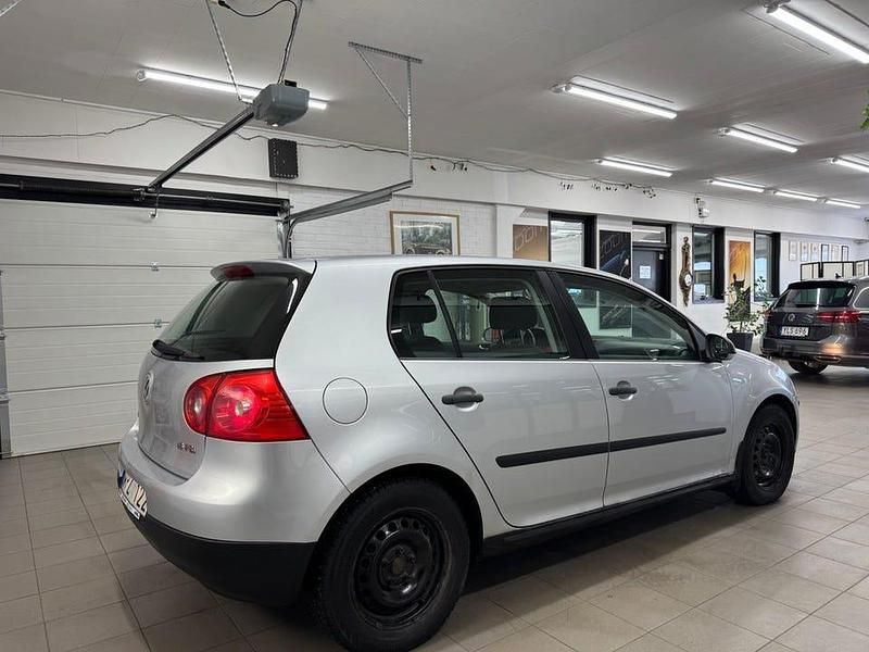 Begagnad VW Golf IV Trendline 116 HK (85 kW) 2005 Silver Halvkombi