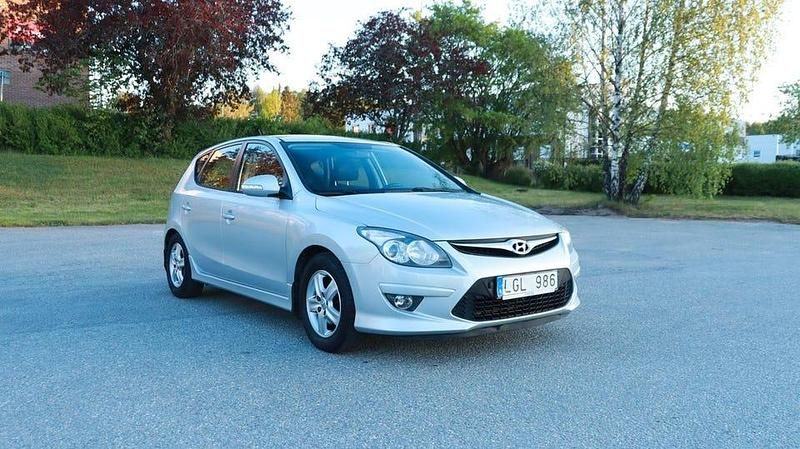 Silver Begagnad 2011 Hyundai i30 Halvkombi | 44 700 kr (Marknadspris) - Bild 1/4