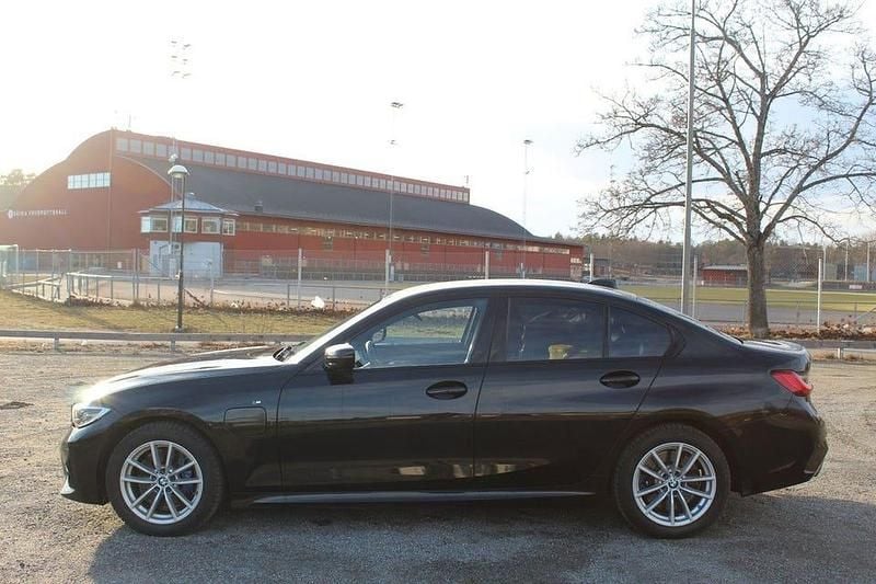 Svart Begagnad 2021 BMW 330 M Sport Sedan | 369 800 kr - Bild 1/4