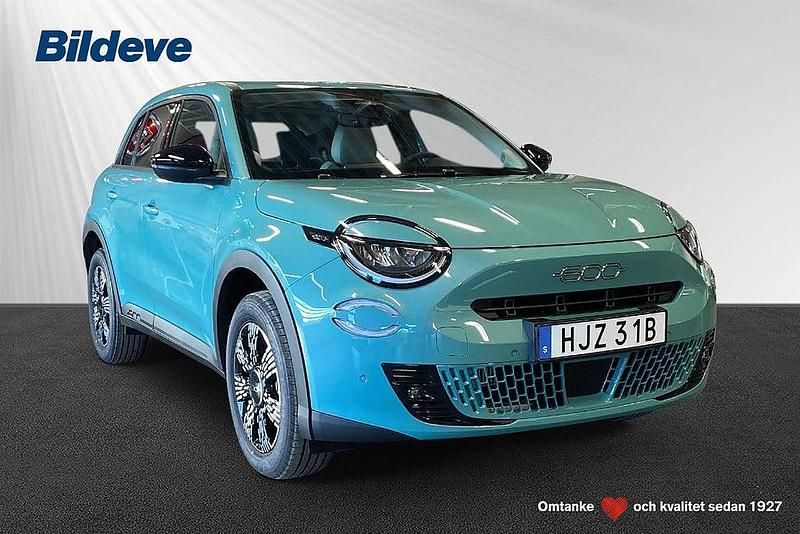 Blå Ny 2025 Fiat 600 Icon SUV | 352 800 kr - Bild 1/4