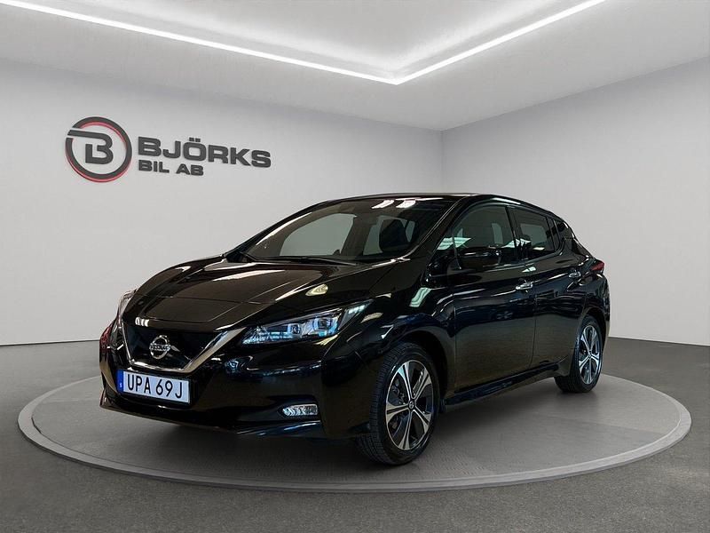 Svart Begagnad 2021 Nissan Leaf SE Halvkombi | 199 500 kr (Marknadspris) - Bild 1/4