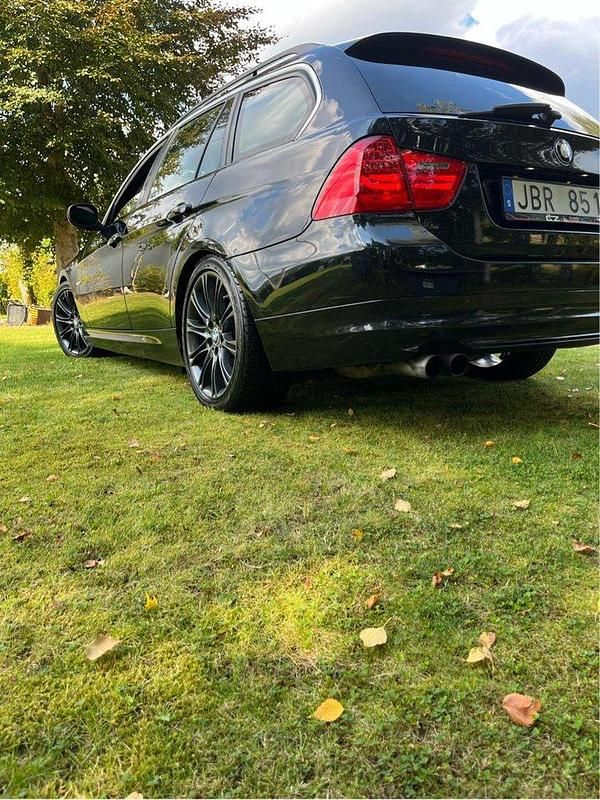Svart Begagnad 2009 BMW 325 Comfort Edition Kombi | 105 000 kr (Lite dyr) - Bild 1/4
