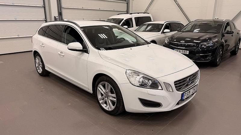 Vit Begagnad 2013 Volvo V60 Kombi | 99 500 kr (Superpris) - Bild 1/4