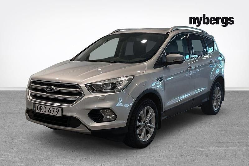 Grå Begagnad 2018 Ford Kuga Titanium SUV | 159 000 kr (Marknadspris) - Bild 1/4