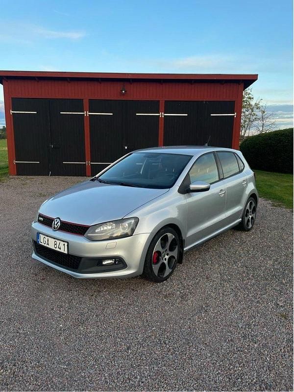 Silver Begagnad 2011 VW Polo GTI Halvkombi | 95 000 kr (Marknadspris) - Bild 1/4