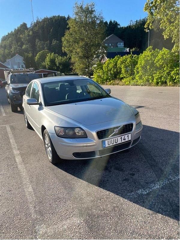 Grå Begagnad 2004 Volvo S40 Sedan | 29 500 kr (Marknadspris) - Bild 1/4