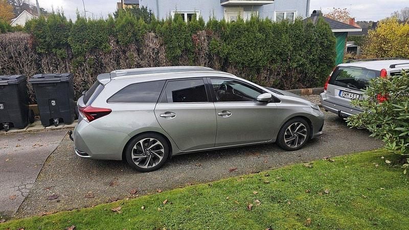 Grå Begagnad 2015 Toyota Auris Touring Sports Active Kombi | 105 000 kr - Bild 1/4