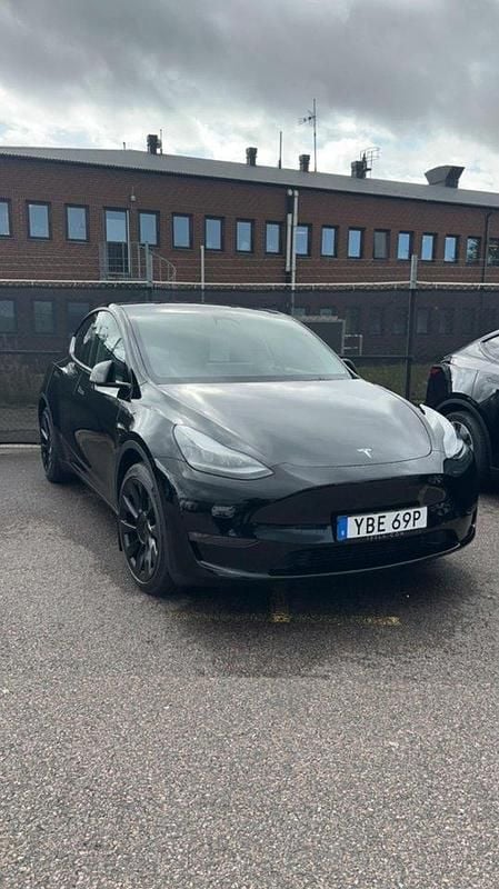 Svart Begagnad 2023 Tesla Model Y SUV | 399 000 kr (Bra pris) - Bild 1/1
