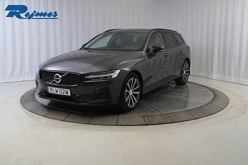 Grå Begagnad 2025 Volvo V60 Plus Kombi | 494 900 kr (Marknadspris) - Bild 1/4