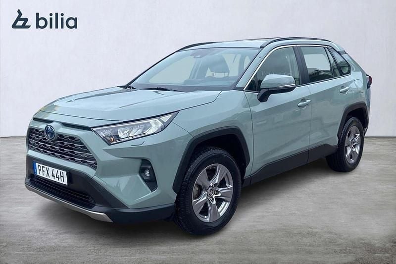 Grön Begagnad 2022 Toyota RAV4 Hybrid Active SUV | 369 900 kr (Bra pris) - Bild 1/4