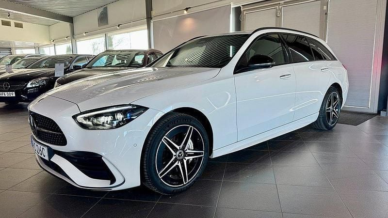 Vit Begagnad 2022 Mercedes C300e AMG line Kombi | 399 000 kr (Dyr) - Bild 1/4