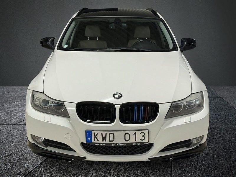 Begagnad BMW 330 Sport Line 245 HK (180 kW) 2010 Vit Kombi