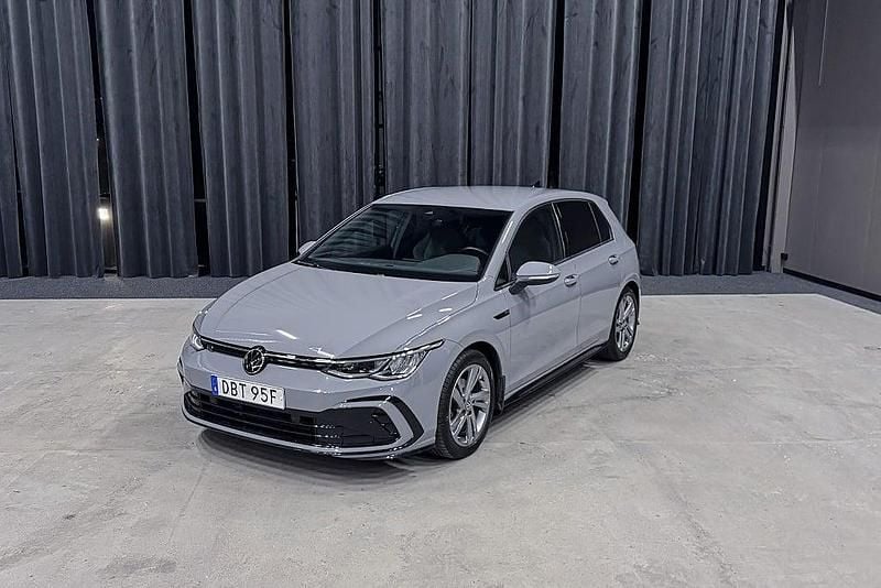 Grå Begagnad 2021 VW Golf VIII R-line Halvkombi | 259 900 kr (Lite dyr) - Bild 1/4