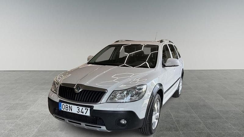 Vit Begagnad 2012 Skoda Octavia Scout Kombi | 115 000 kr (Superpris) - Bild 1/4