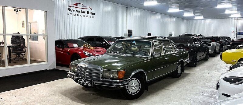 Mörkgrön Begagnad 1975 Mercedes 280 SE Sedan | 249 900 kr - Bild 1/4
