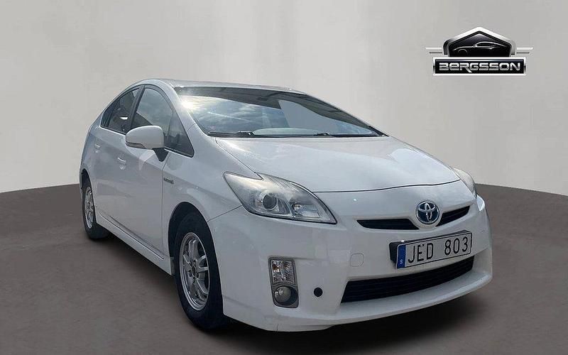 Vit Begagnad 2010 Toyota Prius Halvkombi | 129 900 kr (Lite dyr) - Bild 1/4