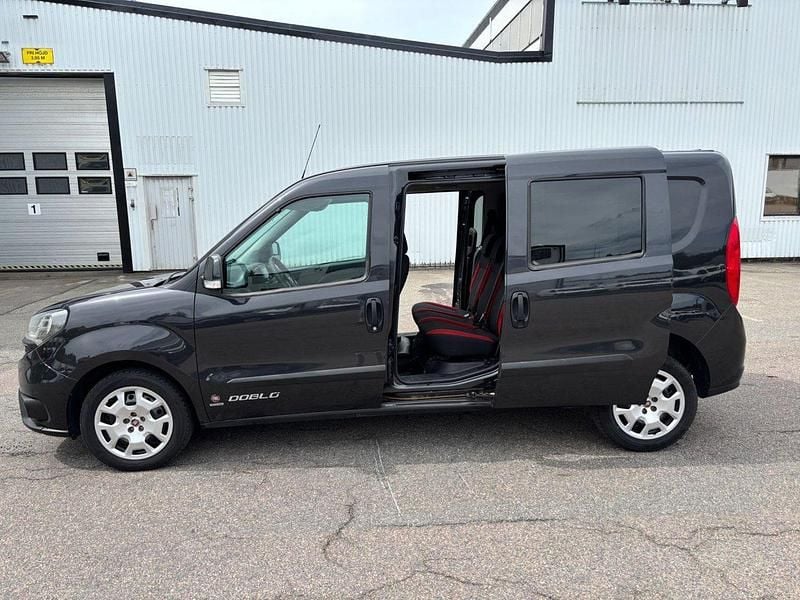 Grå (svart) Begagnad 2018 Fiat Doblò Minibuss | 83 400 kr (Marknadspris) - Bild 1/4