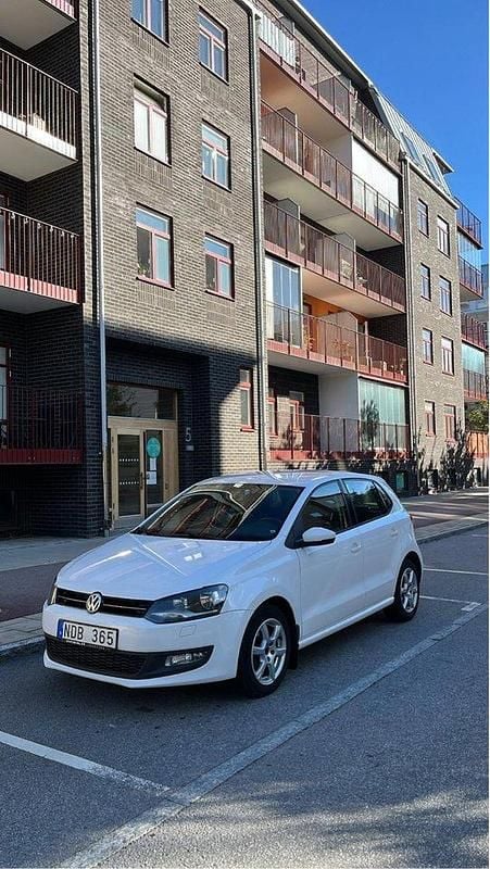 Vit Begagnad 2013 VW Polo Halvkombi | 54 500 kr (Bra pris) - Bild 1/4
