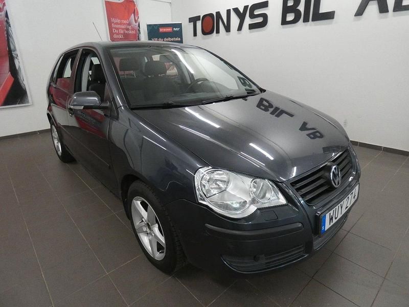 Mörkgrå (grå) Begagnad 2006 VW Polo Trendline Halvkombi | 16 900 kr (Marknadspris) - Bild 1/4