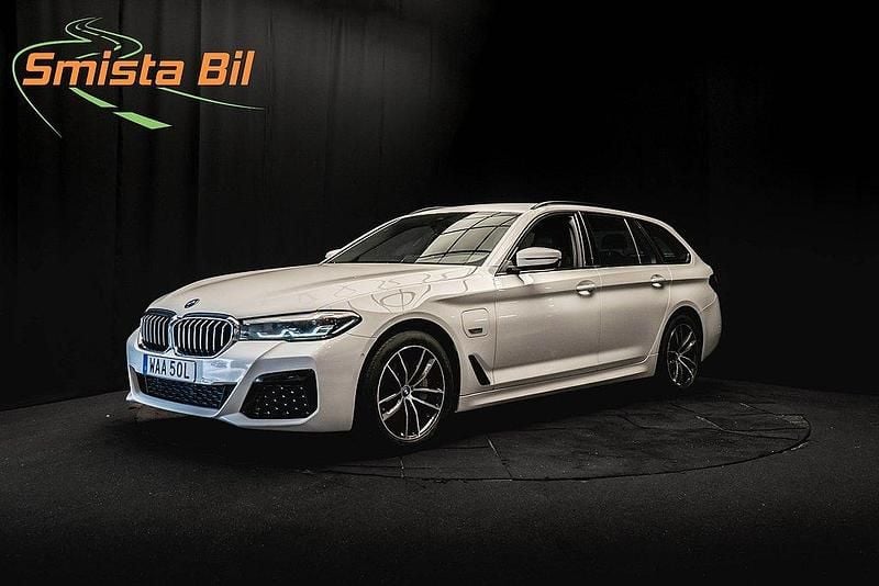 Vit Begagnad 2022 BMW 530e M Sport Kombi | 374 900 kr (Marknadspris) - Bild 1/3