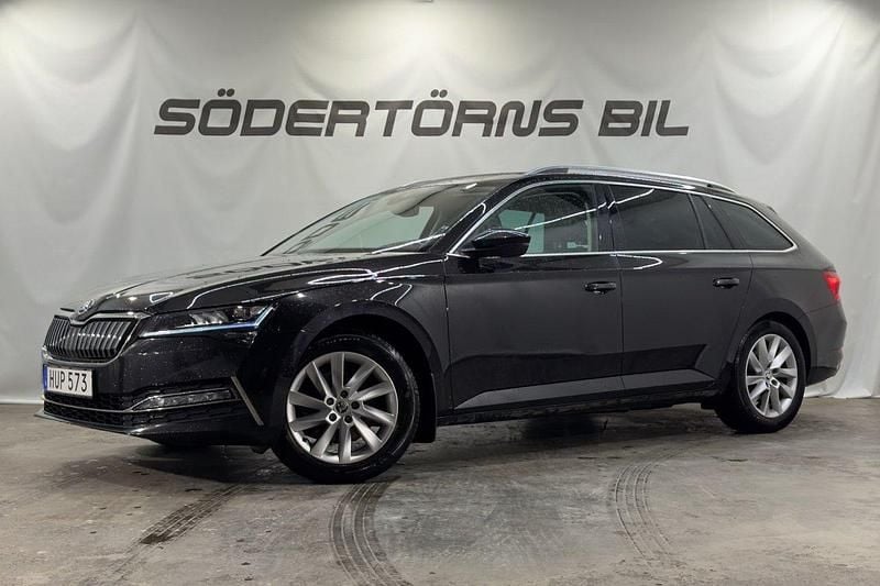 Svart (svart metallic) Begagnad 2023 Skoda Superb Kombi | 334 900 kr (Marknadspris) - Bild 1/4