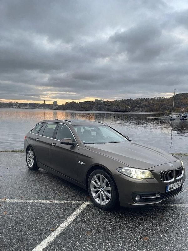Brun Begagnad 2016 BMW 520 M Sport Kombi | 154 900 kr (Bra pris) - Bild 1/4