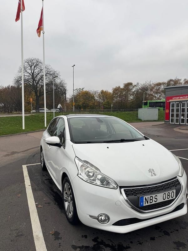 Begagnad 2012 Peugeot 208 Halvkombi | 65 000 kr (Lite dyr) - Bild 1/4