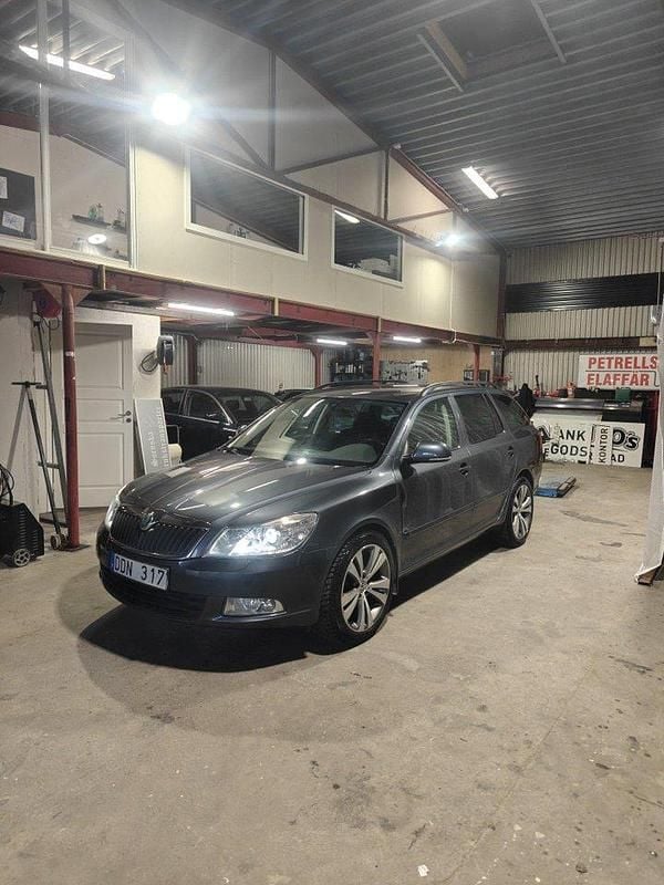 Grå Begagnad 2012 Skoda Octavia Kombi | 64 999 kr (Bra pris) - Bild 1/4