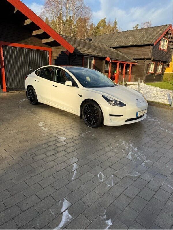 Vit Begagnad 2021 Tesla Model 3 Standard Range Plus Sedan | 250 000 kr (Bra pris) - Bild 1/4